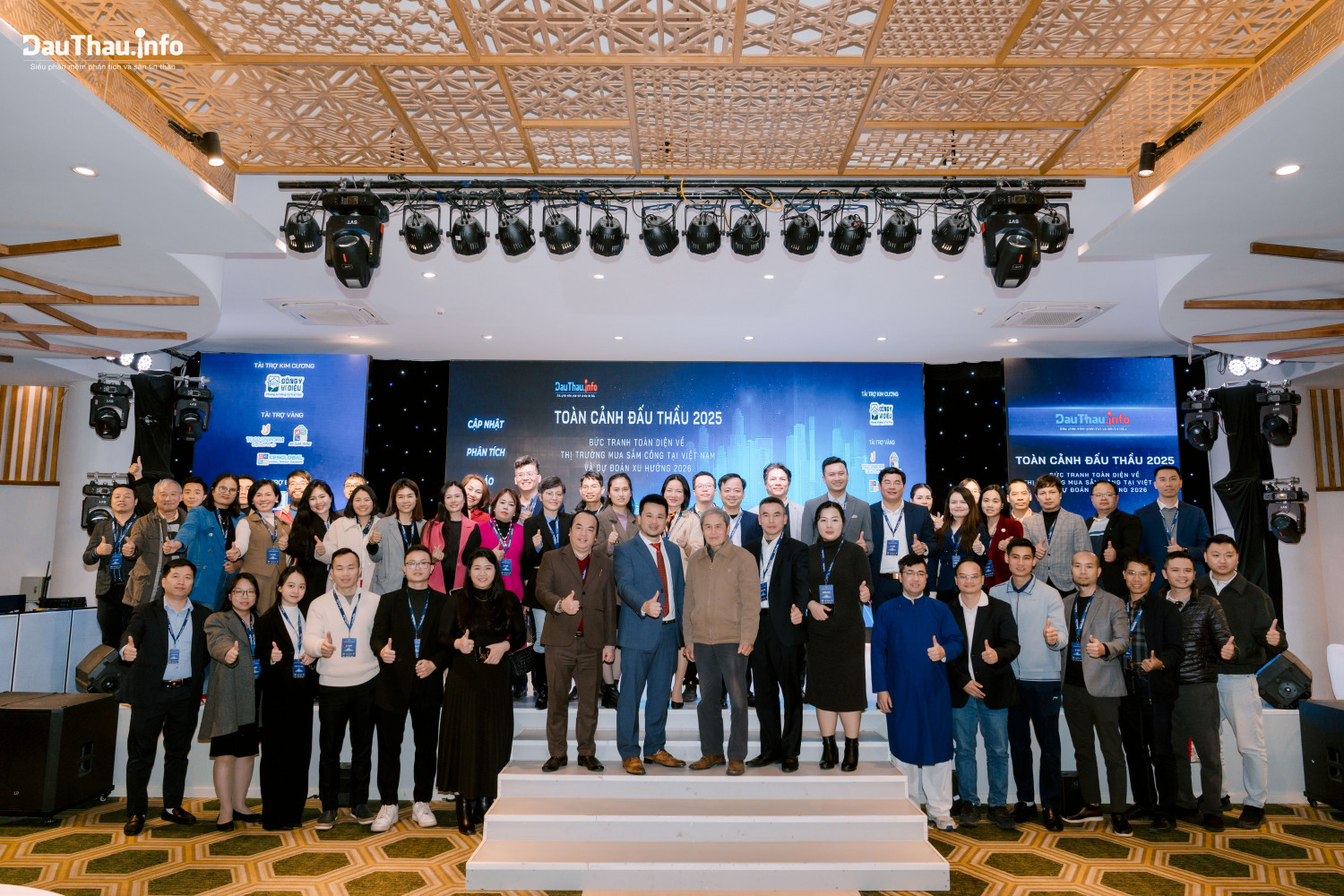 chụp hình kỷ niệm