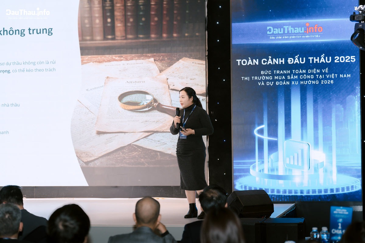 Diễn giả Nguyễn Quỳnh Lan trình bày trực tiếp tại Hội thảo Toàn cảnh Đấu thầu 2025
