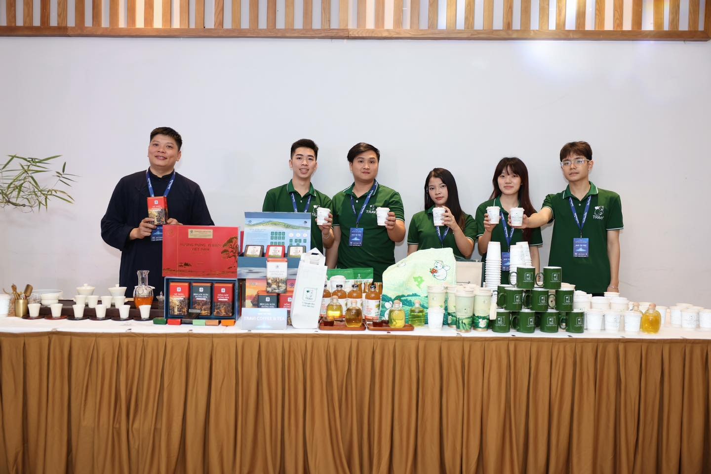 Đội ngũ TRAVI Coffee & Tea phục vụ trà và cà phê tại Hội thảo Toàn cảnh Đấu thầu 2025